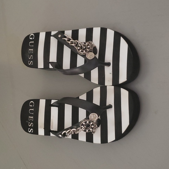 Guess flip flops - Picture 2 of 2
